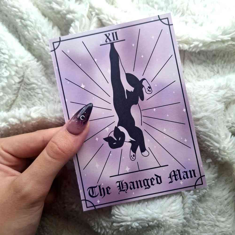 EvyHandmadeDesign - The Hanged Man Cat Tarot No.12 Gerahmter Druck - Lila/Schwarz